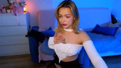 Snapshot of ellatwox chatting on November 22, 5:17 am Ella online show from November 22, 5:17 am