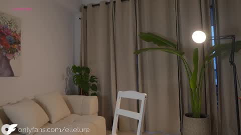 Snapshot of ellelure_ chatting on January 8, 11:07 pm Linda Restrepo online show from January 8, 11:07 pm