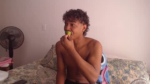 Snapshot of ellie_andy19 chatting on December 6, 5:55 pm kev dani online show from December 6, 5:55 pm