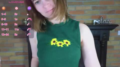 Snapshot of ellie_babyy chatting on May 19, 6:42 am Ellie online show from May 19, 6:42 am