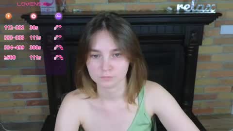 Snapshot of ellie_babyy chatting on June 14, 10:45 pm Ellie online show from June 14, 10:45 pm
