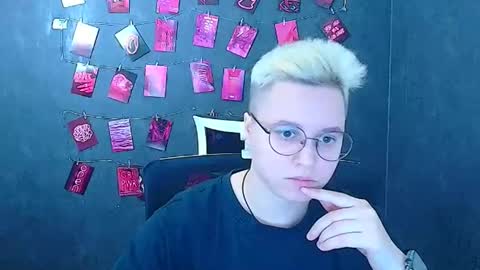 Snapshot of ellie_kisess chatting on March 23, 12:20 pm Ellie online show from March 23, 12:20 pm