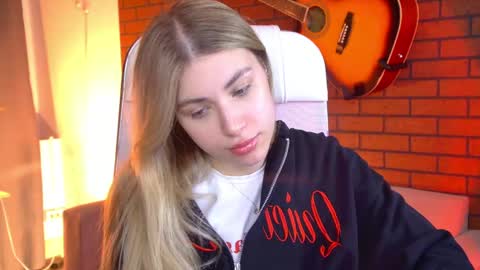 elliecutes online show from April 25, 9:12 am