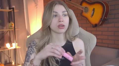 elliecutes online show from April 30, 9:04 am