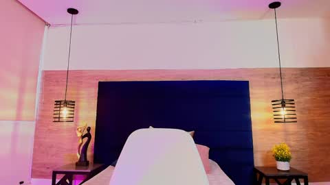 Snapshot of elliee_alves chatting on May 8, 4:45 pm elliee_alves online show from May 8, 4:45 pm