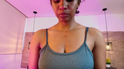 Snapshot of elliee_alves chatting on June 1, 5:58 pm elliee_alves online show from June 1, 5:58 pm