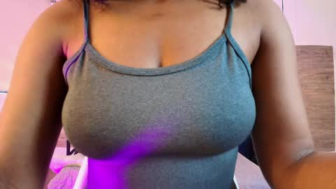 Snapshot of elliee_alves chatting on June 5, 5:51 pm elliee_alves online show from June 5, 5:51 pm