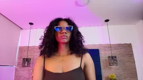 Snapshot of elliee_alves chatting on June 9, 5:57 pm elliee_alves online show from June 9, 5:57 pm