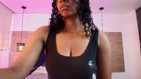 Snapshot of elliee_alves chatting on June 12, 6:18 pm elliee_alves online show from June 12, 6:18 pm