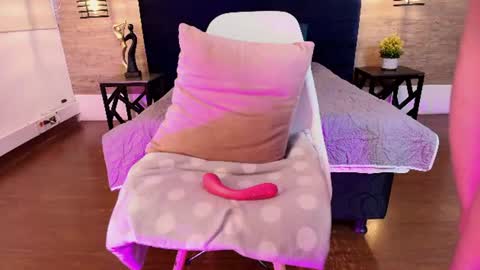 Snapshot of elliee_alves chatting on July 21, 2:19 pm elliee_alves online show from July 21, 2:19 pm