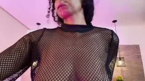 Snapshot of elliee_alves chatting on July 28, 3:21 pm elliee_alves online show from July 28, 3:21 pm