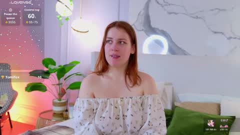elliegarson__ online show from June 1, 5:25 pm
