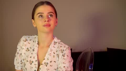 Snapshot of elliephant_ chatting on December 14, 10:45 am just Emily online show from December 14, 10:45 am