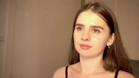 Snapshot of elliephant_ chatting on December 15, 5:31 pm just Emily online show from December 15, 5:31 pm