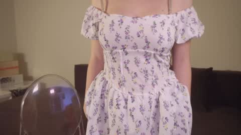 Snapshot of elliephant_ chatting on December 16, 3:00 pm just Emily online show from December 16, 3:00 pm