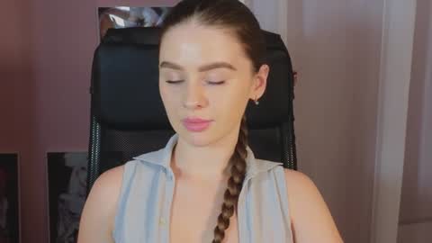 Snapshot of elliephant_ chatting on December 24, 12:33 pm just Emily online show from December 24, 12:33 pm