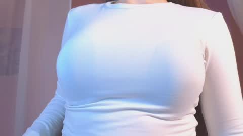 Snapshot of elliephant_ chatting on January 2, 6:23 pm just Emily online show from January 2, 6:23 pm