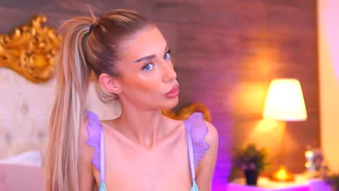 Snapshot of ellieredd chatting on October 17, 9:01 am Ellie online show from October 17, 9:01 am