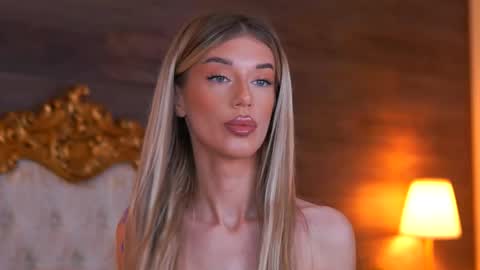 Snapshot of ellieredd chatting on November 8, 9:31 am Ellie online show from November 8, 9:31 am