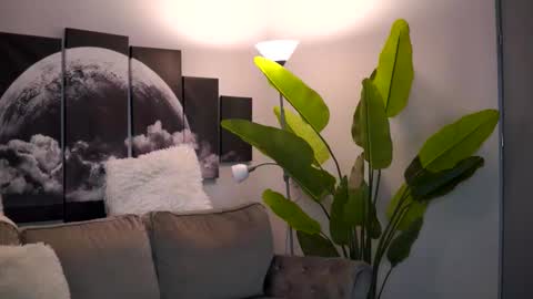 Ellie online show from December 14, 7:07 pm