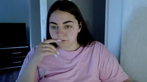 Snapshot of ellies_8 chatting on May 12, 6:54 am Ellie online show from May 12, 6:54 am