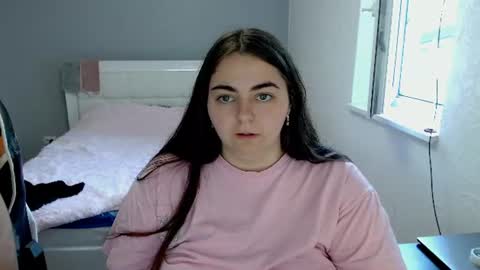 Snapshot of ellies_8 chatting on June 8, 8:37 am Ellie online show from June 8, 8:37 am