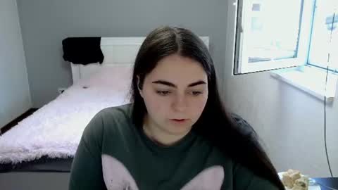 Snapshot of ellies_8 chatting on June 19, 9:35 am Ellie online show from June 19, 9:35 am