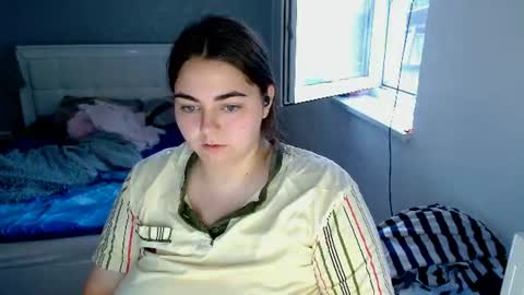 Snapshot of ellies_8 chatting on July 19, 3:21 am Ellie online show from July 19, 3:21 am