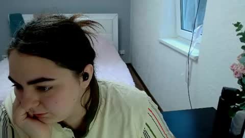 Snapshot of ellies_8 chatting on July 24, 3:37 am Ellie online show from July 24, 3:37 am
