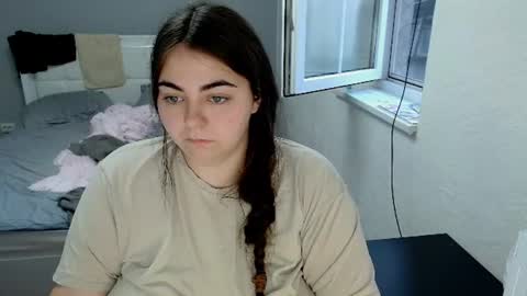 Snapshot of ellies_8 chatting on August 2, 3:16 am Ellie online show from August 2, 3:16 am