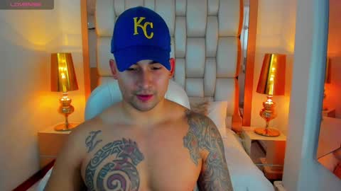 Snapshot of elliott_veelez chatting on December 2, 8:11 pm E L L I O T V E L E Z online show from December 2, 8:11 pm