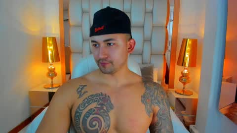 Snapshot of elliott_veelez chatting on December 5, 8:33 pm E L L I O T V E L E Z online show from December 5, 8:33 pm