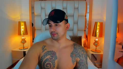 Snapshot of elliott_veelez chatting on December 15, 12:06 pm E L L I O T V E L E Z online show from December 15, 12:06 pm