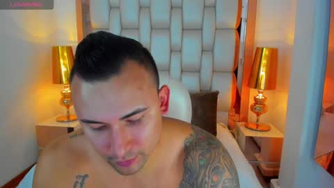 Snapshot of elliott_veelez chatting on January 8, 8:29 pm E L L I O T V E L E Z online show from January 8, 8:29 pm