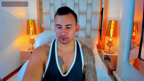 Snapshot of elliott_veelez chatting on February 19, 8:41 pm E L L I O T V E L E Z online show from February 19, 8:41 pm