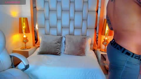 Snapshot of elliott_veelez chatting on March 4, 8:49 pm E L L I O T V E L E Z online show from March 4, 8:49 pm