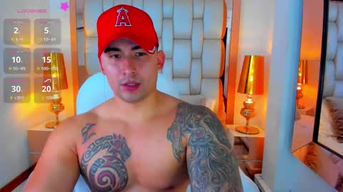 Snapshot of elliott_veelez chatting on September 17, 8:32 pm E L L I O T V E L E Z online show from September 17, 8:32 pm