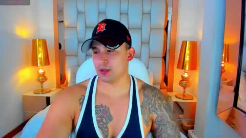 Snapshot of elliott_veelez chatting on November 7, 8:31 pm E L L I O T V E L E Z online show from November 7, 8:31 pm