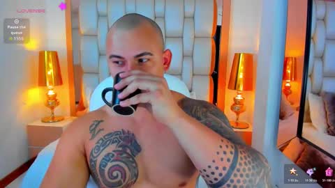 Snapshot of elliott_veelez chatting on November 16, 12:22 pm E L L I O T V E L E Z online show from November 16, 12:22 pm