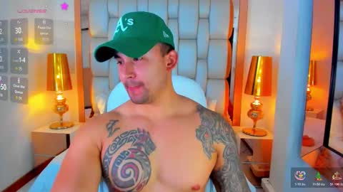 Snapshot of elliott_veelez chatting on December 2, 8:48 pm E L L I O T V E L E Z online show from December 2, 8:48 pm