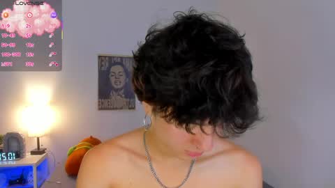 Snapshot of elliotvolkov chatting on May 5, 3:20 pm elliotvolkov online show from May 5, 3:20 pm