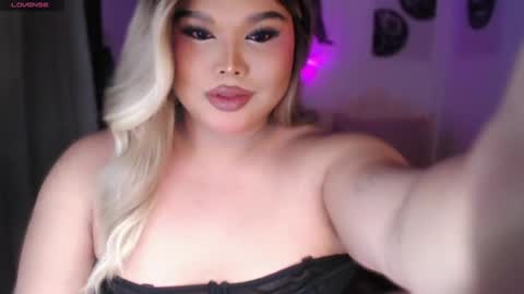 Snapshot of ellise_husson chatting on July 8, 4:17 am Ellise online show from July 8, 4:17 am