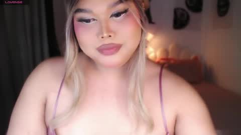 Snapshot of ellise_husson chatting on July 18, 3:27 pm Ellise online show from July 18, 3:27 pm