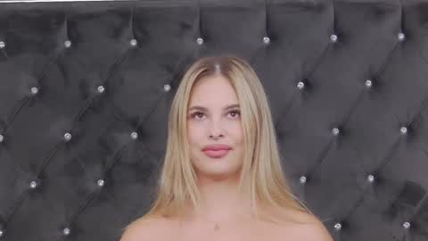 Snapshot of ellsa_jean chatting on September 10, 2:33 am Elsa Jean online show from September 10, 2:33 am