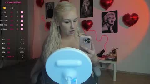 Snapshot of elly_blondy chatting on February 12, 5:52 pm Elly online show from February 12, 5:52 pm