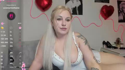 Snapshot of elly_blondy chatting on February 28, 5:36 pm Elly online show from February 28, 5:36 pm