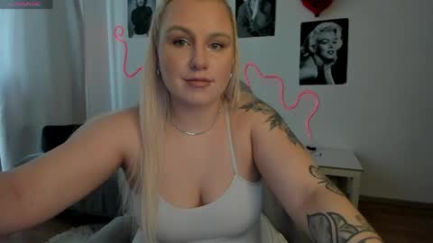 Snapshot of elly_blondy chatting on March 30, 11:55 am Elly online show from March 30, 11:55 am