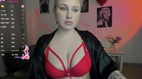 Snapshot of elly_blondy chatting on April 3, 6:39 pm Elly online show from April 3, 6:39 pm