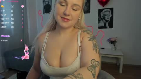 Snapshot of elly_blondy chatting on April 5, 7:16 am Elly online show from April 5, 7:16 am