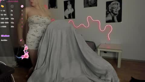 Snapshot of elly_blondy chatting on April 22, 5:58 pm Elly online show from April 22, 5:58 pm